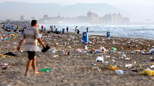La otra cara de la Noche de San Juan: hasta diez veces más basura en las playas al amanecer - Más de 140.000 personas y decenas de toneladas de residuos: el caso de Valencia