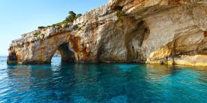 Cuevas marinas: qué son, cómo se forman y nombres de las más famosas