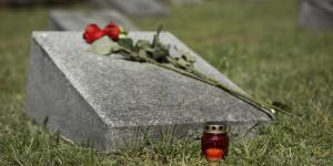 Cremación vs. inhumación: cifras, precios y opciones ecológicas en España