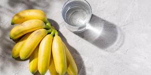 Cáscara de plátano con vinagre: el fertilizante casero que fortalece tus plantas sin gastar dinero