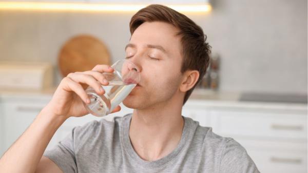 Antes de que sientas hambre o sed, tu cuerpo ya sabe lo que necesita: el mecanismo que decide cuándo comer o beber - Qué ocurre en tu organismo cuando necesitas beber agua y por qué aparece la sed