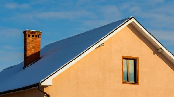 Ni aire acondicionado ni ventiladores: la chimenea solar que expulsa el aire caliente sin electricidad y ayuda a refrescar la casa en verano - Cómo funciona una chimenea solar y por qué puede refrescar una casa sin gastar electricidad