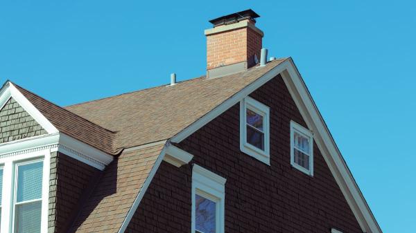 Ni aire acondicionado ni ventiladores: la chimenea solar que expulsa el aire caliente sin electricidad y ayuda a refrescar la casa en verano - Hasta dónde puede enfriar una chimenea solar y cuándo resulta realmente eficaz