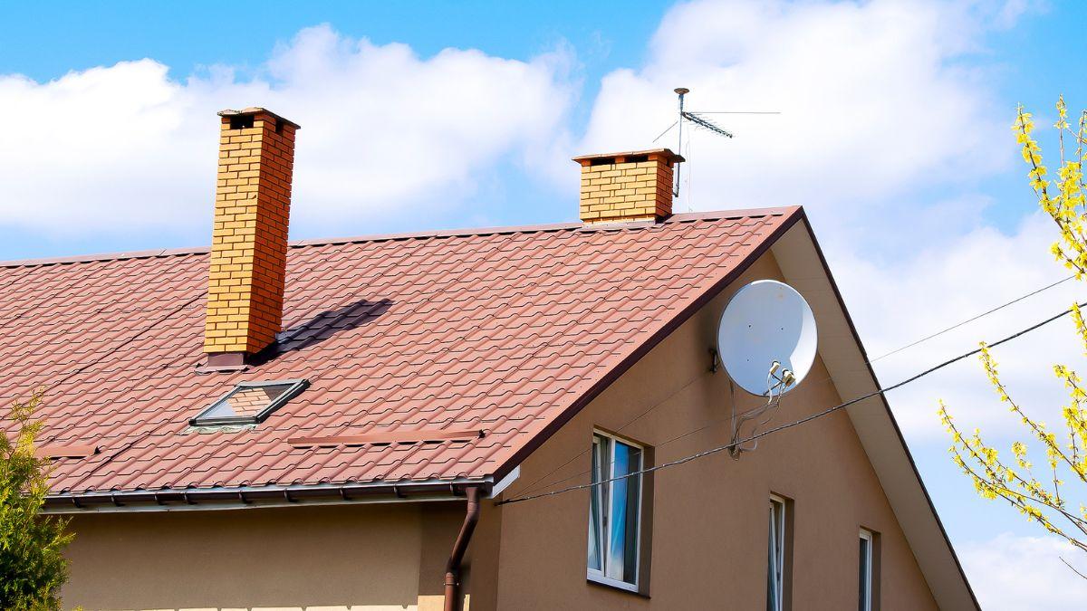 Ni aire acondicionado ni ventiladores: la chimenea solar que expulsa el aire caliente sin electricidad y ayuda a refrescar la casa en verano