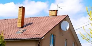 Ni aire acondicionado ni ventiladores: la chimenea solar que expulsa el aire caliente sin electricidad y ayuda a refrescar la casa en verano