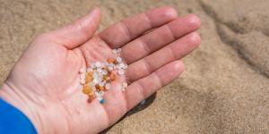 Una playa puede parecer completamente limpia y estar llena de microplásticos: una experta explica por qué