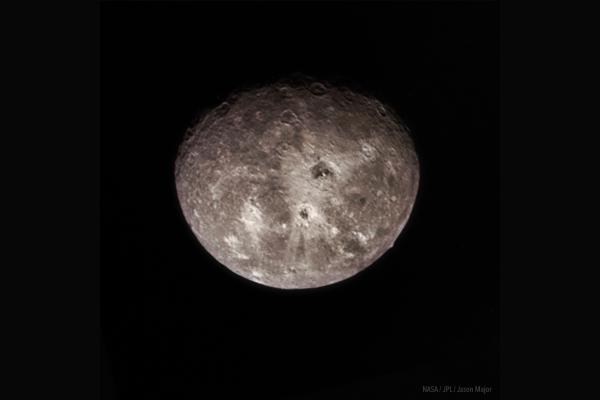 Lunas de Urano: cuántas son y cómo se llaman - Oberón 