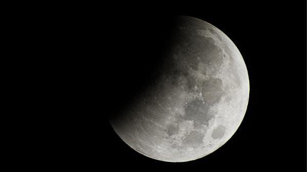 Luna del Esturión 2026: a qué hora se verá en España y cómo será el eclipse lunar del 28 de agosto - Un eclipse parcial muy profundo, con casi toda la Luna dentro de la sombra de la Tierra