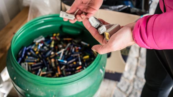 Parece un recuerdo inofensivo, pero la ciencia alerta: las pilas de las cámaras que regala Bad Bunny en sus conciertos pueden contaminar 36.000 litros de agua - El enorme impacto que podrían tener los conciertos multitudinarios