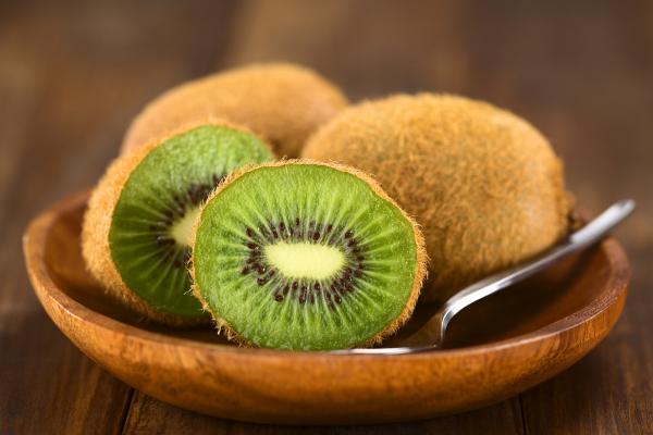 Kiwi: propiedades, calorías, beneficios, cómo comerlo y contraindicaciones - ¿Cuáles son los beneficios del kiwi?