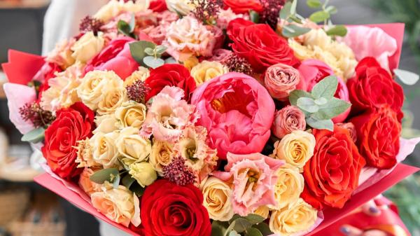 Las flores más originales para regalar en Sant Jordi (y salir de la típica rosa) - Arreglos con rosas: combinaciones originales para Sant Jordi