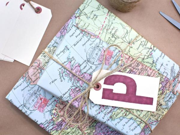 Ideas para envolver regalos de forma sostenible - Mapas o calendarios viejos
