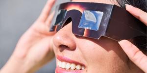 La advertencia de una oftalmóloga sobre el eclipse solar: “Unos pocos segundos mirando al Sol sin la protección adecuada pueden provocar una lesión irreversible”