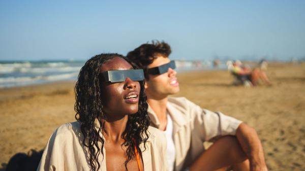 La advertencia de una oftalmóloga sobre el eclipse solar: “Unos pocos segundos mirando al Sol sin la protección adecuada pueden provocar una lesión irreversible” - Los síntomas pueden tardar horas en aparecer: cuándo acudir al oftalmólogo