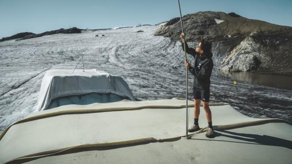Estudiantes suizos cubren un glaciar con 200 m² lana de oveja y logran reducir el deshielo más de un 50 % - Cubren 200 metros cuadrados de un glaciar de los Alpes con lana de oveja