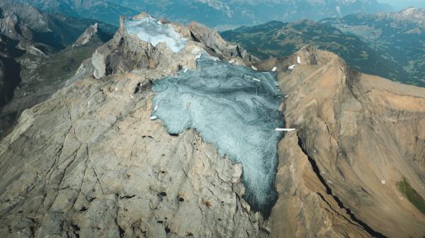 Estudiantes suizos cubren un glaciar con 200 m² de lana de oveja y logran reducir el deshielo más de un 50 %