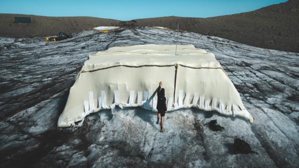 Estudiantes suizos cubren un glaciar con 200 m² lana de oveja y logran reducir el deshielo más de un 50 % - Tres meses de prueba: la lana de oveja consigue frenar la pérdida de nieve y hielo
