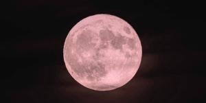 Qué es la Luna Rosa de abril y por qué no se verá de color rosa