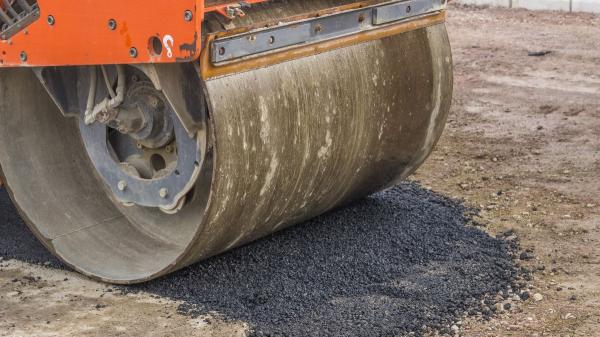 Barcelona convertirá huesos de aceituna en carreteras: el nuevo asfalto que promete reducir hasta un 76% las emisiones de CO₂ - La gran duda: ¿aguanta igual que el asfalto convencional?