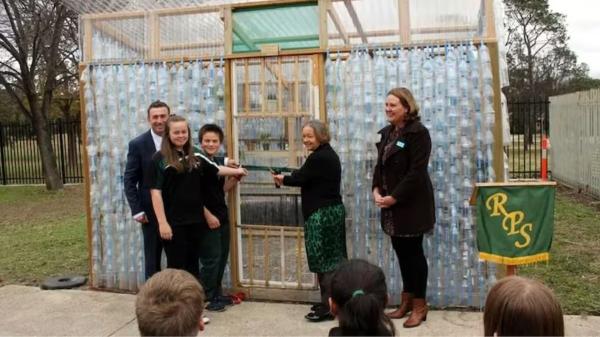 Una escuela australiana recogió más de 2.000 botellas de plástico y las convirtió en un invernadero para cultivar durante todo el año - De residuos a invernadero: así reutilizaron más de 2.000 botellas