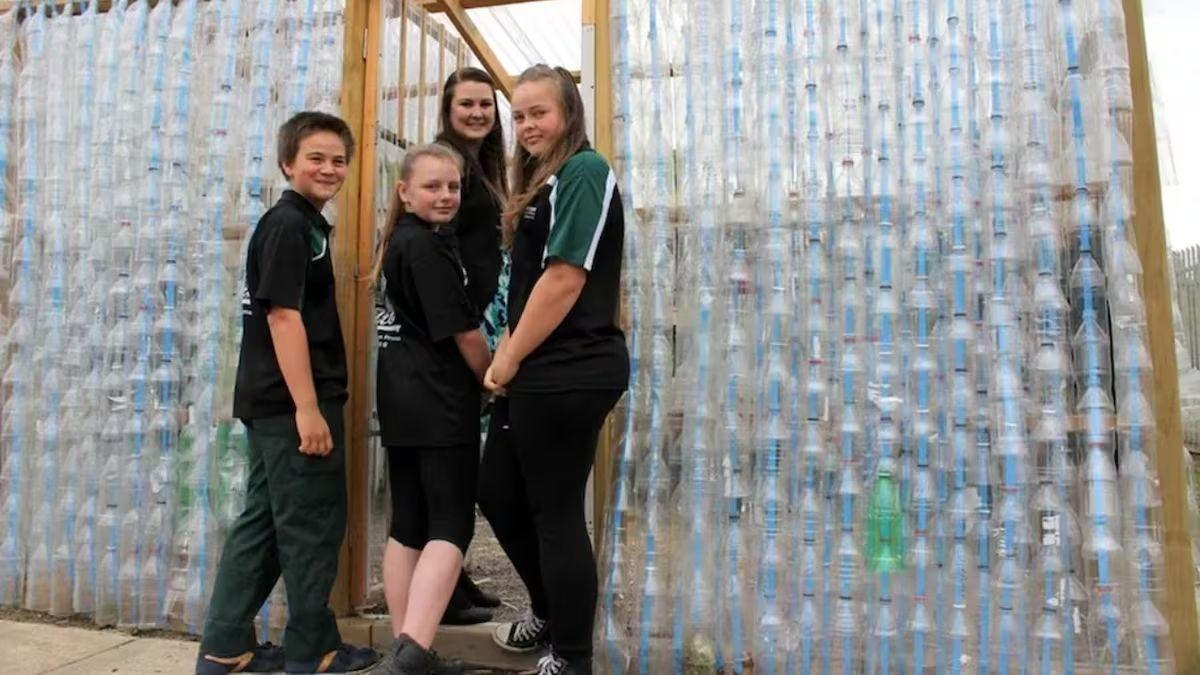 Una escuela australiana recogió más de 2.000 botellas de plástico y las convirtió en un invernadero para cultivar durante todo el año