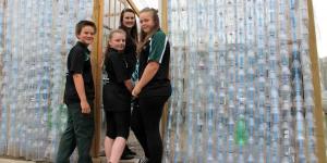 Una escuela australiana recogió más de 2.000 botellas de plástico y las convirtió en un invernadero para cultivar durante todo el año