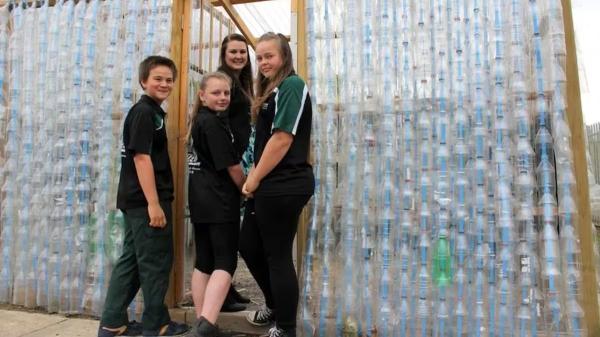 Una escuela australiana recogió más de 2.000 botellas de plástico y las convirtió en un invernadero para cultivar durante todo el año