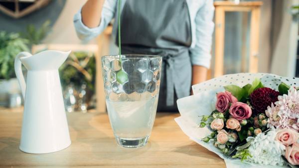 Cómo hacer que la rosa de Sant Jordi dure más tiempo (y no se marchite rápido) - El truco del agua con azúcar y vinagre que alarga la vida de la rosa
