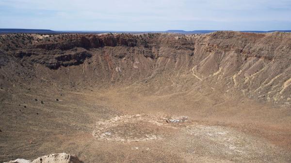 En 2007, un geólogo australiano que exploraba Google Earth descubrió un círculo de 260 metros de diámetro en el interior de Australia; las perforaciones posteriores confirmaron que era un cráter de meteorito - El meteorito pudo perder velocidad al atravesar la atmósfera antes de impactar en Australia