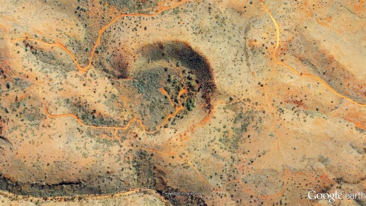En 2007, un geólogo australiano que exploraba Google Earth descubrió un círculo de 260 metros de diámetro en el interior de Australia; las perforaciones posteriores confirmaron que era un cráter de meteorito