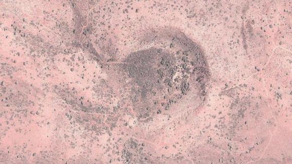 En 2007, un geólogo australiano que exploraba Google Earth descubrió un círculo de 260 metros de diámetro en el interior de Australia; las perforaciones posteriores confirmaron que era un cráter de meteorito - Un círculo perfecto apareció en medio del desierto australiano