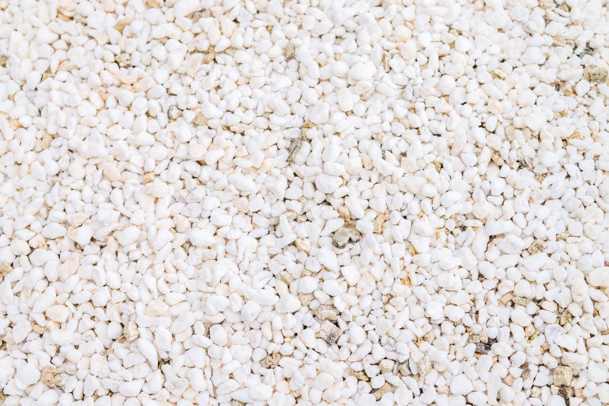 Perlita para plantas: qué es, para qué sirve y cómo se usa