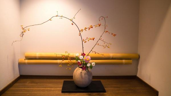 Ikebana, el arte floral japonés que convierte cada flor en una obra de arte única - ¿Qué elementos se necesitan para hacer un ikebana?
