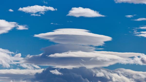 10 curiosidades sobre las nubes que casi nadie conoce (y que te van a sorprender) - Algunas nubes presentan formas muy extrañas