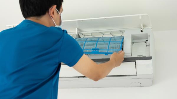 Un experto en climatización advierte: “No limpiar los filtros del aire acondicionado cada 15 o 30 días en verano reduce su rendimiento a la mitad” - Un filtro sucio puede hacer que el aparato rinda mucho menos