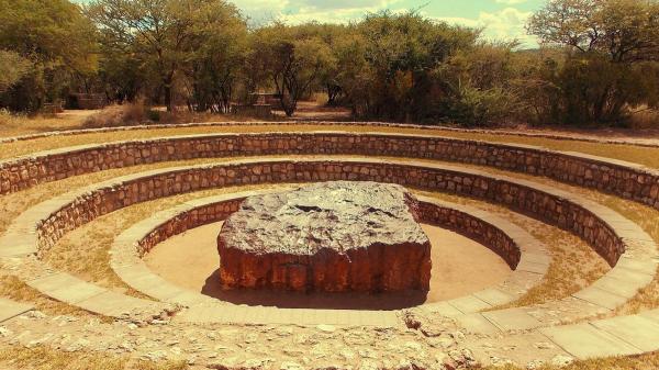 En 1920 encontraron un bloque de hierro de 60 toneladas en Namibia: hoy es el meteorito más grande que hay en la Tierra - Tres edades diferentes para un mismo meteorito