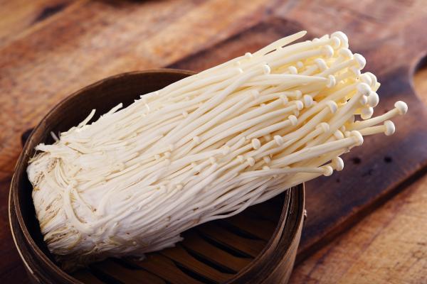 Setas japonesas: tipos y usos en la cocina - Enoki (Flammulina filiformis)