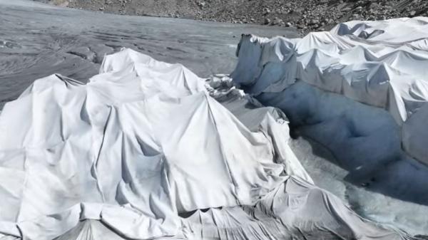 ¿Puede una manta frenar el deshielo? El experimento de China que divide a la ciencia