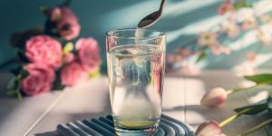 Agua con azúcar para las plantas: el truco casero que sí funciona (pero solo en este caso)