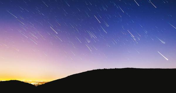 Estrellas fugaces: qué son, formación y cómo verlas - Qué es una lluvia de estrellas fugaces 