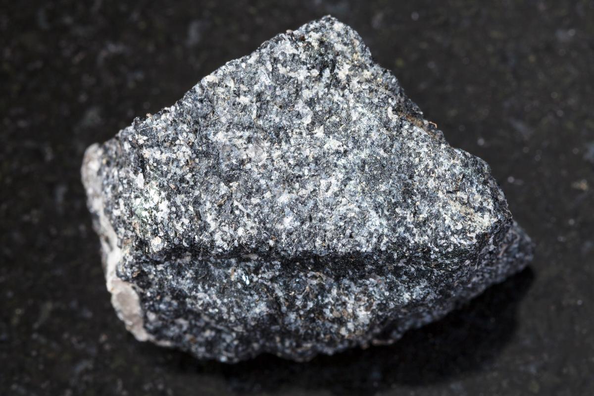 Anfibolita: qué es, propiedades y cómo identificar esta roca