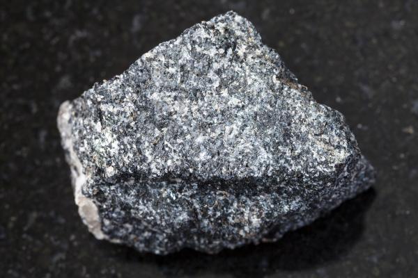 Anfibolita: qué es, propiedades y cómo identificar esta roca