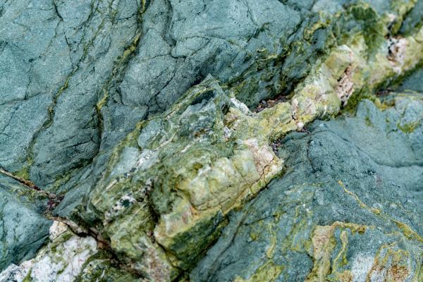 Anfibolita: qué es, propiedades y cómo identificar esta roca - Cómo se forman las anfibolitas