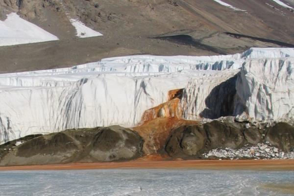 Cataratas de sangre: qué son, por qué se producen y curiosidades de esta cascada roja - ¿Qué son las cataratas de sangre y dónde se encuentran?