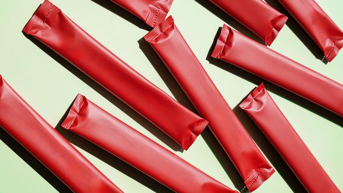 Confirmado por la Unión Europea: adiós a los sobres de kétchup y mayonesa en bares y restaurantes desde 2030