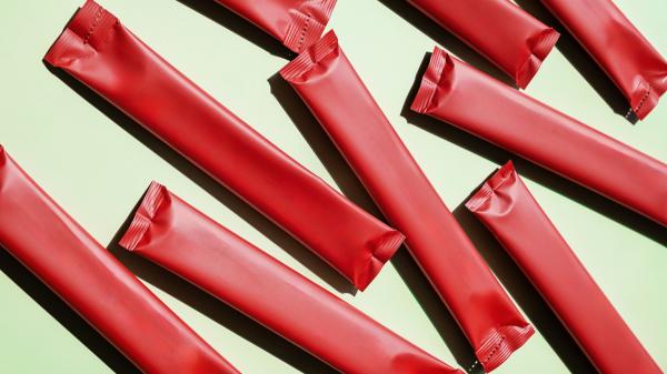 Confirmado por la Unión Europea: adiós a los sobres de kétchup y mayonesa en bares y restaurantes desde 2030