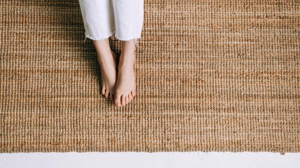 Antes del aire acondicionado, en España había un truco para mantener la casa fresca: todavía funciona - El cambio llegaba con el verano: fuera las alfombras gruesas y dentro las esteras